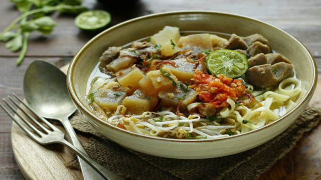 Mie Kocok Bandung: Hidangan Legendaris Berkuah Gurih